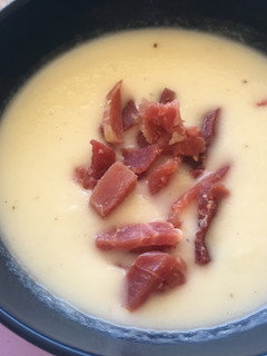 Una foto de Sopa de melón con jamón