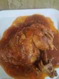 Piernas de pollo, guisada con tomates