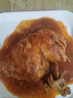 Una foto de Piernas de pollo, guisada con tomates