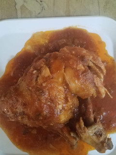 Una foto de Piernas de pollo, guisada con tomates