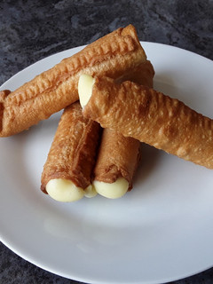 Una foto de Canutillos rellenos de crema pastelera
