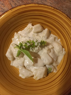 Una foto de Ñoquis con salsa de queso azul 🧀