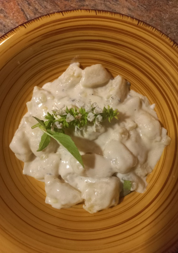 Una foto de Ñoquis con salsa de queso azul 🧀
