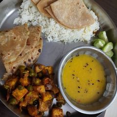 A picture of Aloo matar.