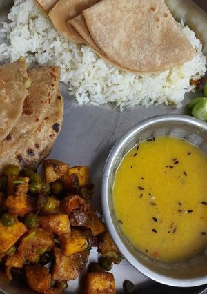 A picture of Aloo matar.