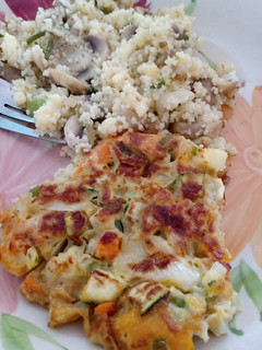 Una foto de 🥒🍄🥒🍄 cuscús al champiñón con tortilla de verduras🥒🍄🥕🥒