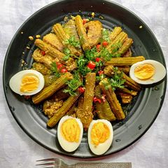A picture of Eggplant Stew with yoghurt and Drumstick.