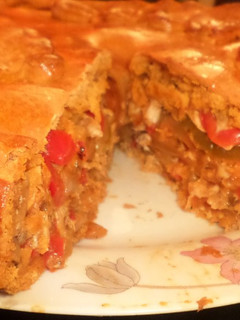 Una foto de Empanada gallega de caballacon masa saborizada de pimentón dulce