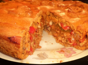 Una foto de Empanada gallega de caballacon masa saborizada de pimentón dulce