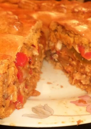 Una foto de Empanada gallega de caballacon masa saborizada de pimentón dulce