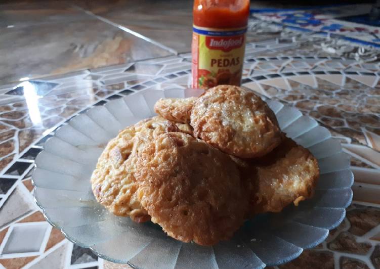 Bola mie telur atau omlet telur