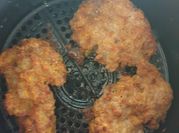 Una foto de carne de ternera en freidora de aire