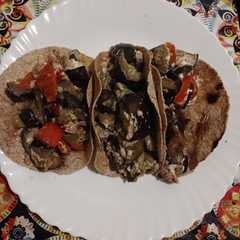 Una foto de Fajitas de atún, berenjenas y morrón