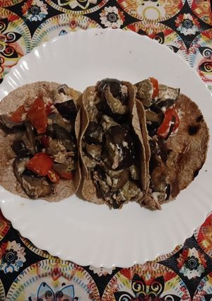 Una foto de Fajitas de atún, berenjenas y morrón