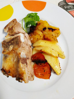 Una foto de Costillas de cerdo con papas y manzanas a la mostaza antigua