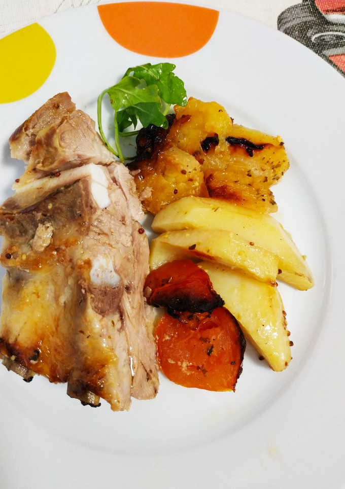 Una foto de Costillas de cerdo con papas y manzanas a la mostaza antigua