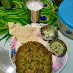 A picture of Palak puri.