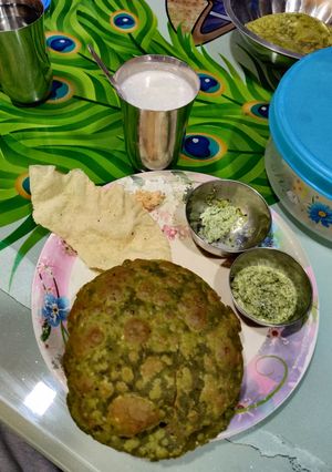 A picture of Palak puri.