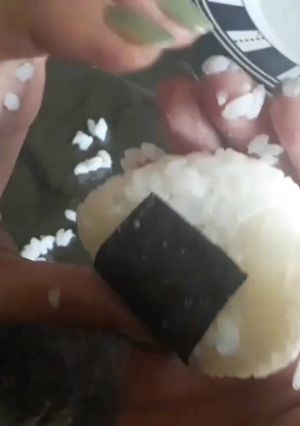 Una foto de Onigiri fácil