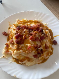 Una foto de Ensaladilla de guanciale con crema de huevo curada