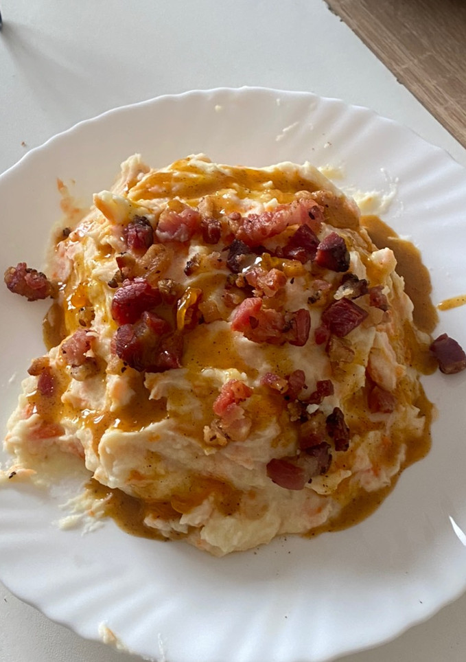 Una foto de Ensaladilla de guanciale con crema de huevo curada