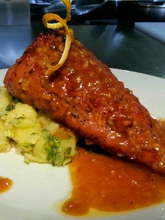 Una foto de Solomillo de cerdo en salsa de pimiento rojo.