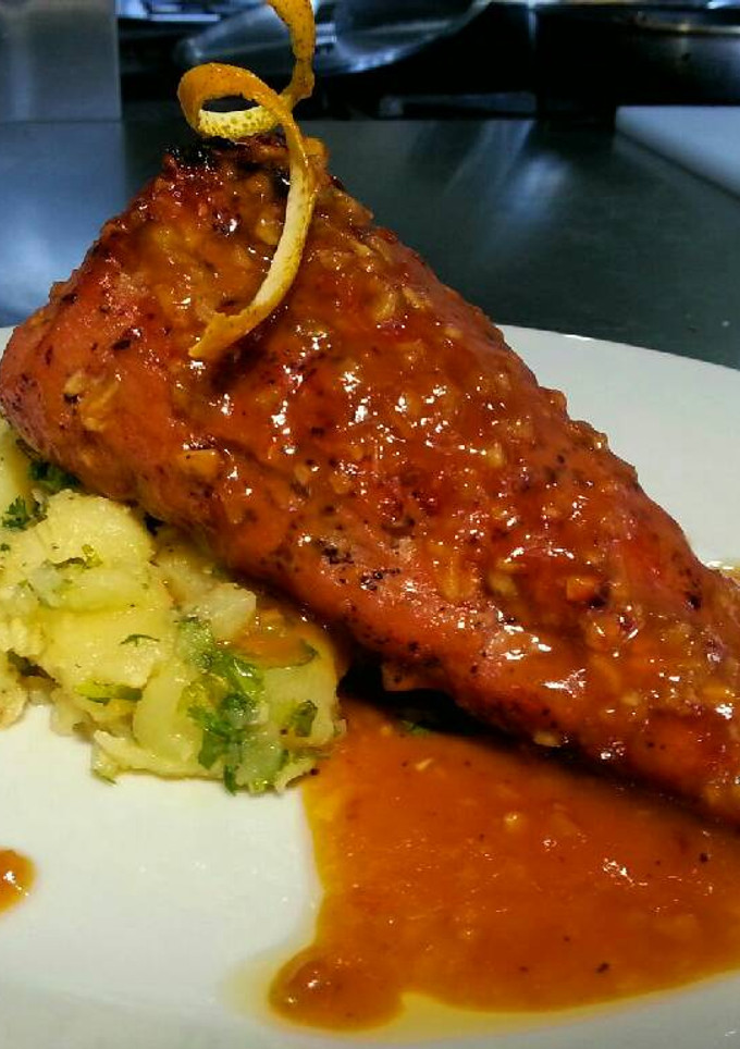 Una foto de Solomillo de cerdo en salsa de pimiento rojo.