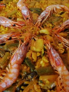 Una foto de Arroz con bacalao, gambas y ajos tiernos