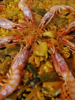 Una foto de Arroz con bacalao, gambas y ajos tiernos