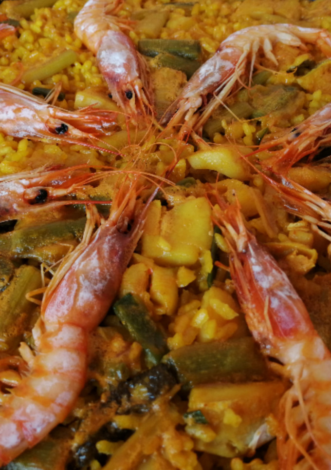 Una foto de Arroz con bacalao, gambas y ajos tiernos