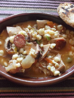 Una foto de Callos a la criolla en olla de barro