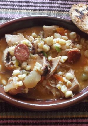 Una foto de Callos a la criolla en olla de barro