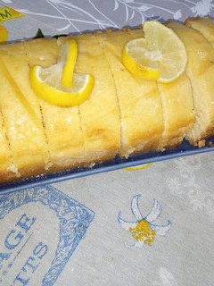 A picture of Lemon Crunch Cake.