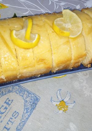 A picture of Lemon Crunch Cake.