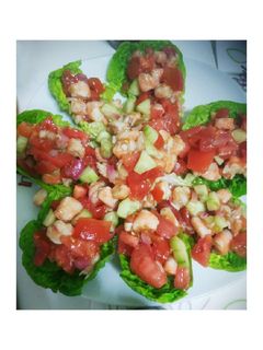 Una foto de Tacos de lechuga "Cóctel de langostinos"