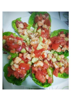 Una foto de Tacos de lechuga "Cóctel de langostinos"