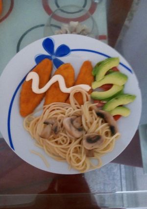 Una foto de Empanizado de pollo con spaghetti y champiñones