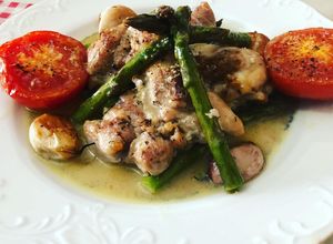 Una foto de Muslo de pollo deshuesado al horno con espárrago triguero y tomate y VIDALIM