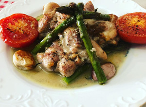 Foto principal de Muslo de pollo deshuesado al horno con espárrago triguero y tomate y VIDALIM
