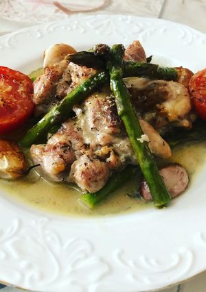 Una foto de Muslo de pollo deshuesado al horno con espárrago triguero y tomate y VIDALIM