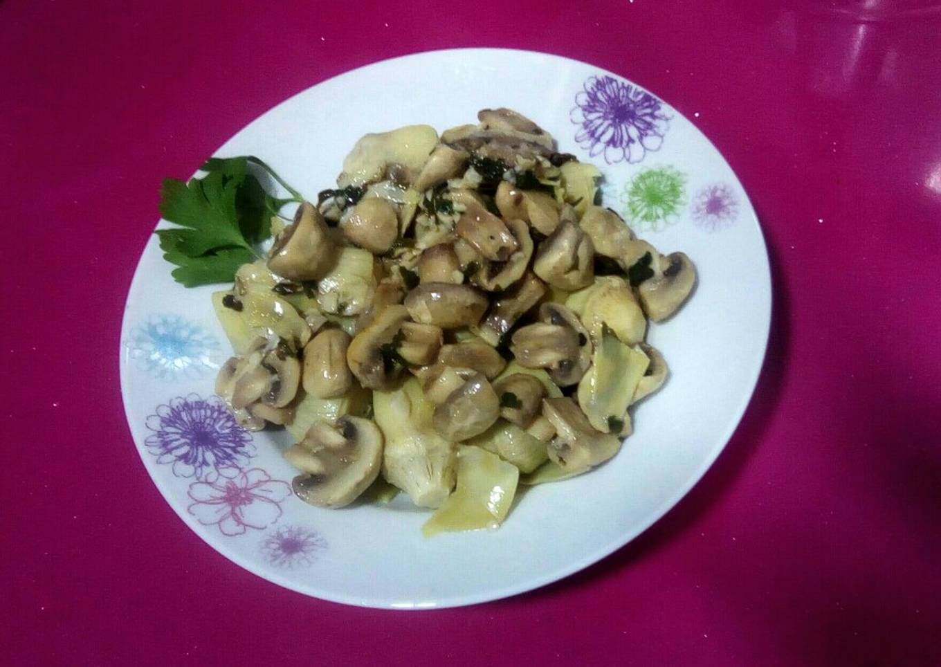 Corazones de alcachofa y champiñones al ajillo