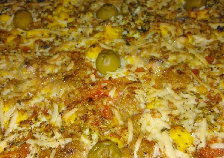 Pizza de atún y tomate