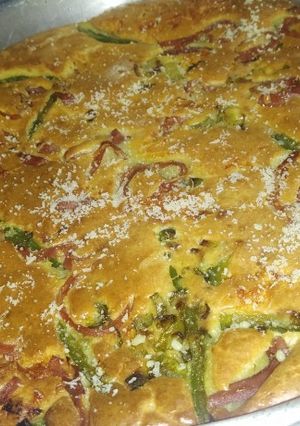 Una foto de Fainá de queso con morrón y cebollita de verdeo y fiambre