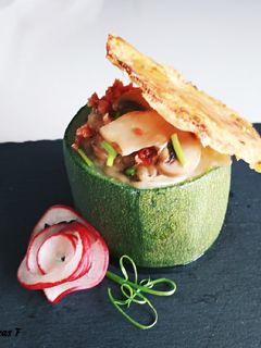 Una foto de Risotto de hongos y calabacín en su tronco