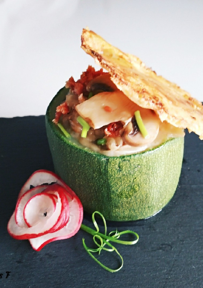 Una foto de Risotto de hongos y calabacín en su tronco