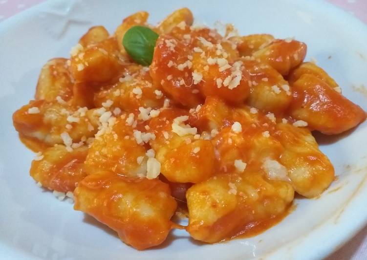 Steps to Prepare Quick Gnocchi fatti in casa con pomodoro e mozzarella