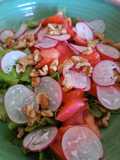 Ensalada de rabanitos, nueces, verdes y tomate