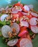 Ensalada de rabanitos, nueces, verdes y tomate