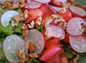Una foto de Ensalada de rabanitos, nueces, verdes y tomate