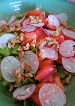 Una foto de Ensalada de rabanitos, nueces, verdes y tomate